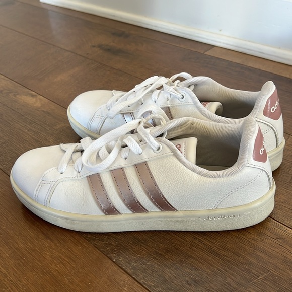 Adidas White and Pink Sneakers Low-Top Design - Picture 4 of 8